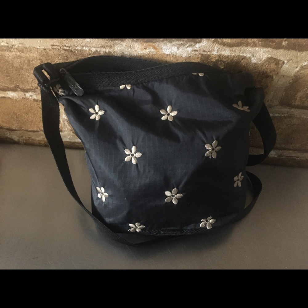 LESPORTSAC Frm USA VNTG BLACK FLORAL From CROSSBODY NYLON Bag COTTAGECORE LOVELY - Picture 3 of 6